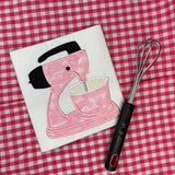 An applique of a 1950's style kitchen stand mixer by snugglepuppyapplique.com