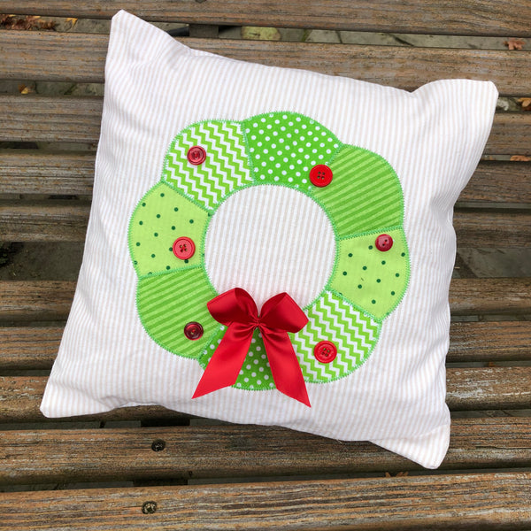 Faux pieced Christmas wreath zigzag applique embroidery design by snugglepuppyapplique.com