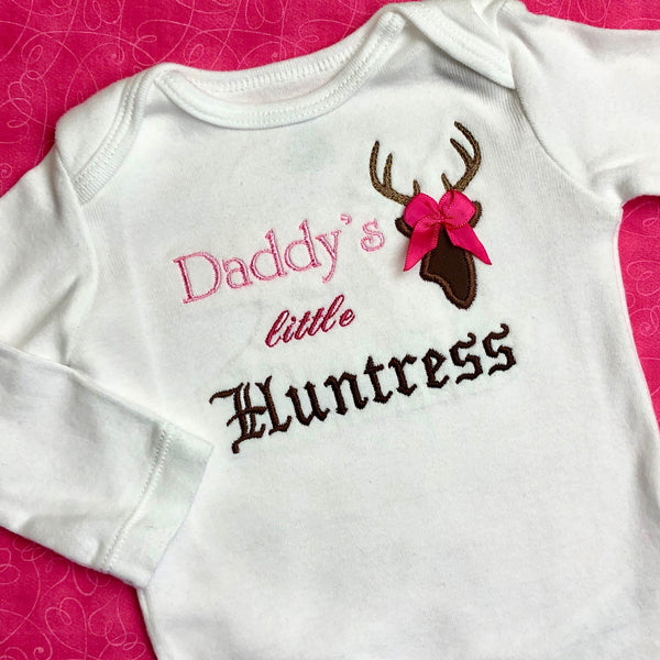 Deer applique embroidery design, Head and antlers of a deer with the words "Daddy's little Huntress" snugglepuppyapplique.com